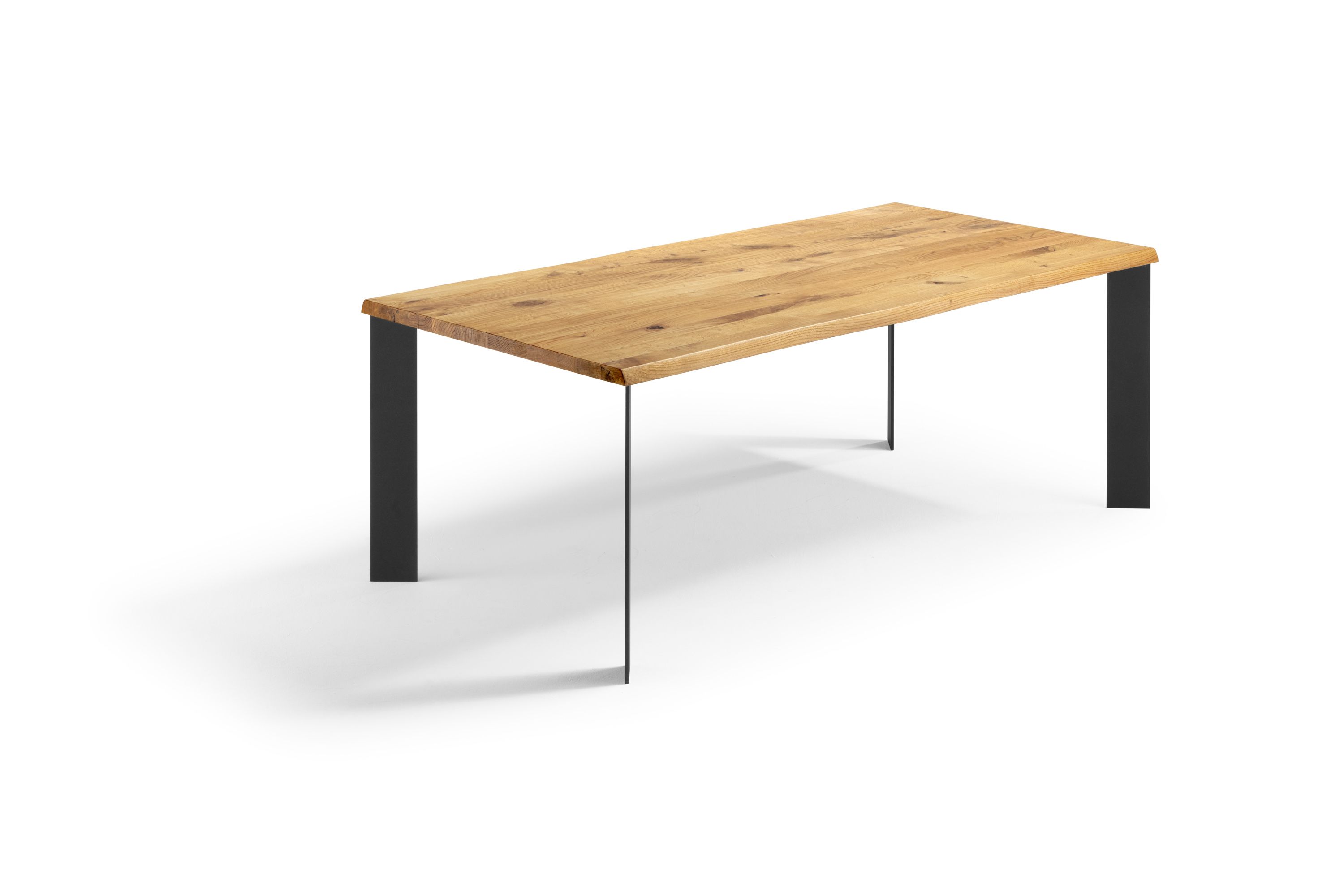 Esstisch mit schrägen Tischbeinen in Asteiche / Wildeiche massiv mit Baumkante - Esstisch Modena Holz
