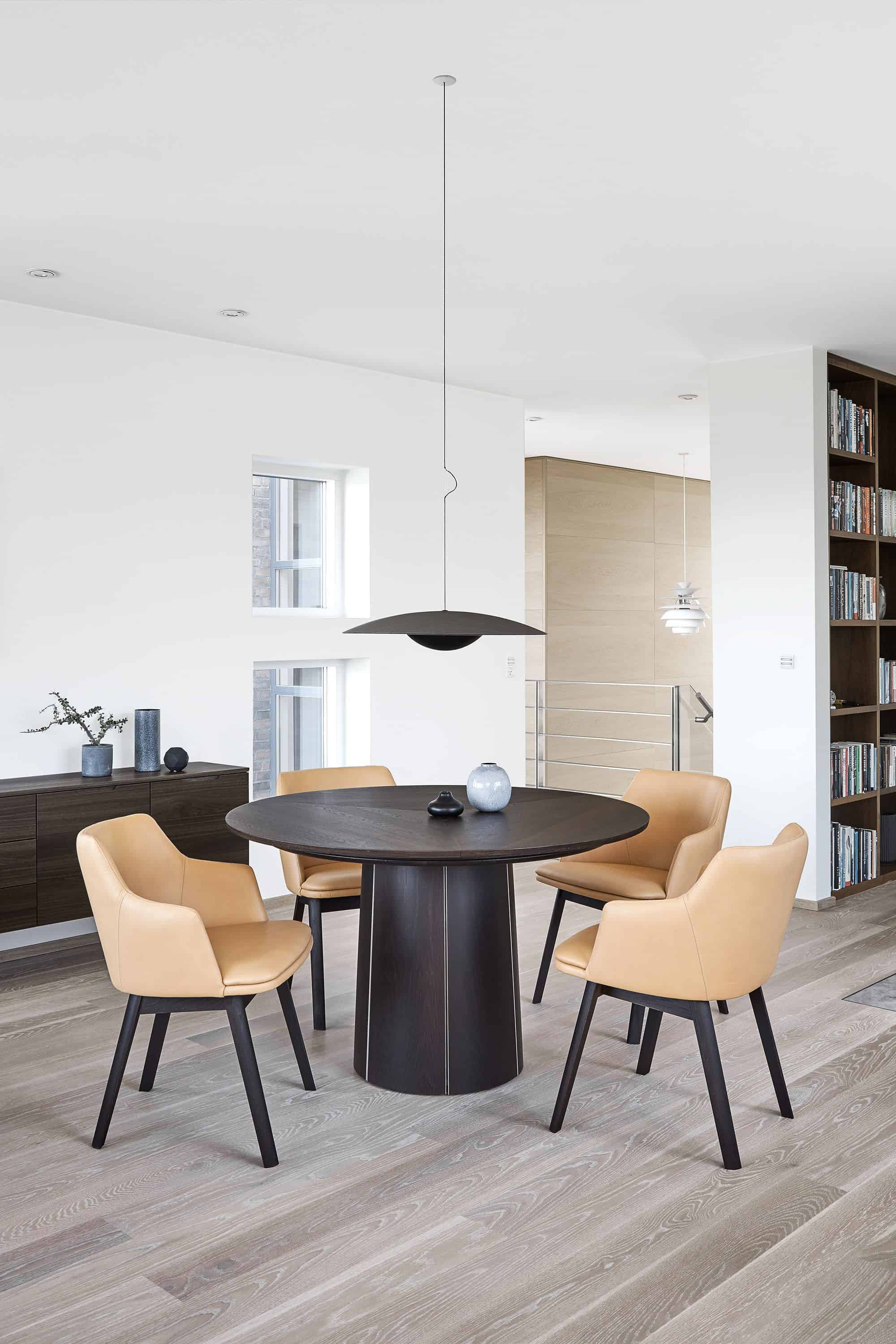 Sessel für Esszimmer mit Holzbeinen