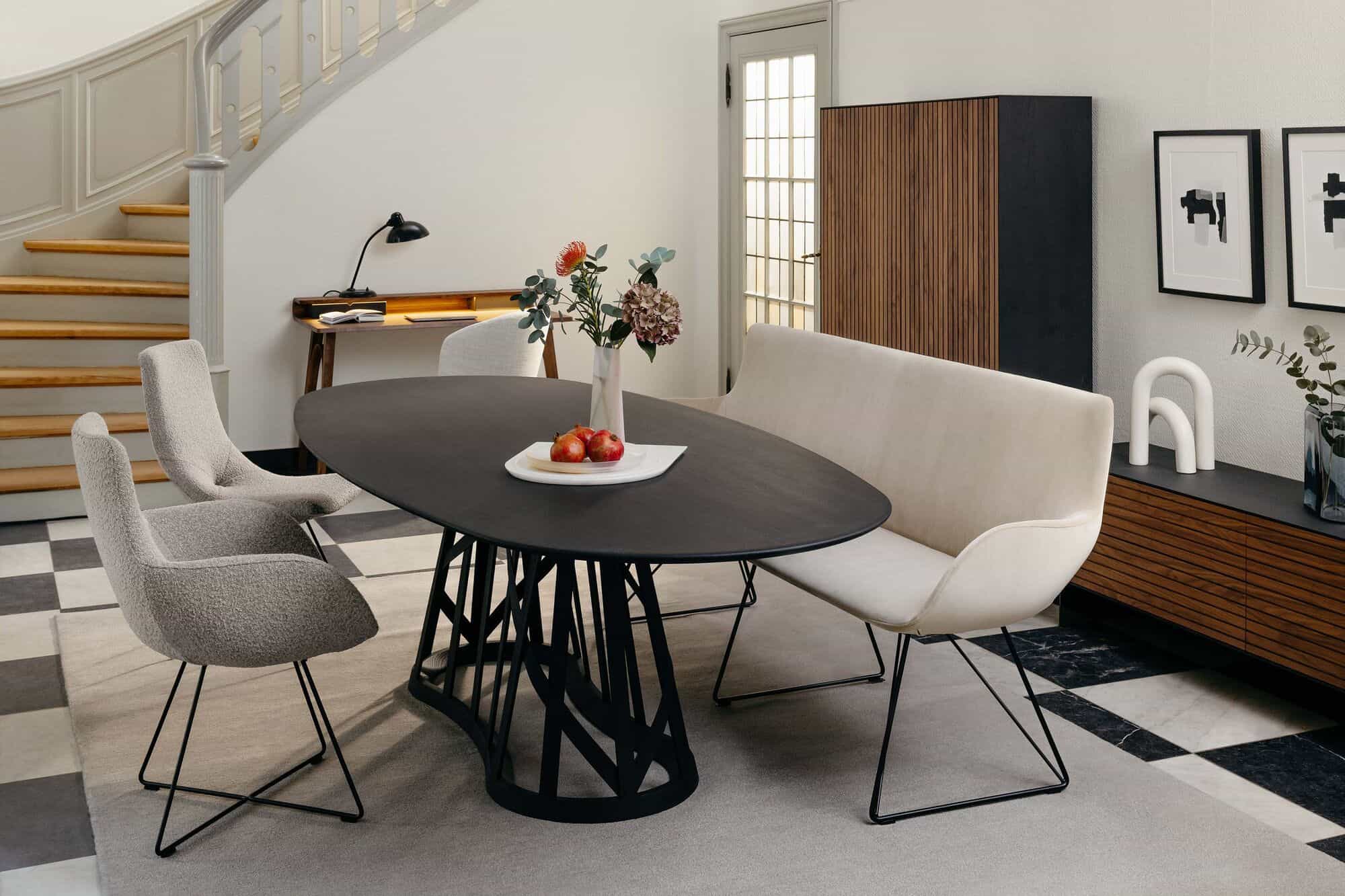 Esszimmerschrank Alkmaar in Nussbaum mit schwazen Korpus Esszimmerschrank Alkmaar in Nussbaum mit schwazen Korpus