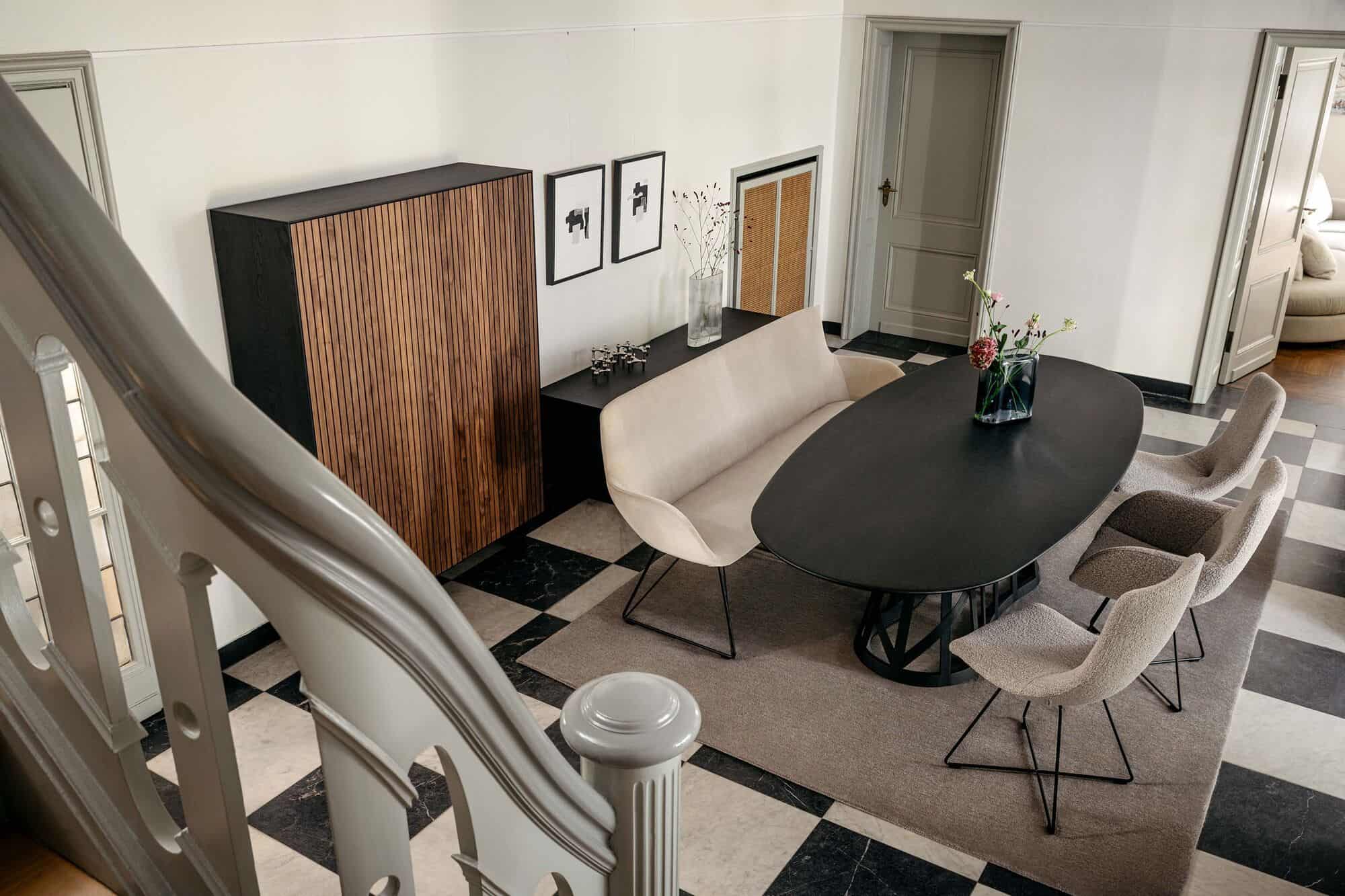 Esszimmerschrank Alkmaar in Nussbaum mit schwazen Korpus Esszimmerschrank Alkmaar in Nussbaum mit schwazen Korpus